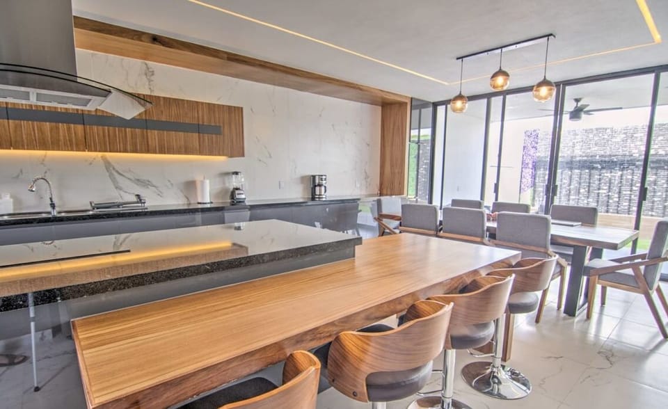 Fully equipped kitchen and large dining table