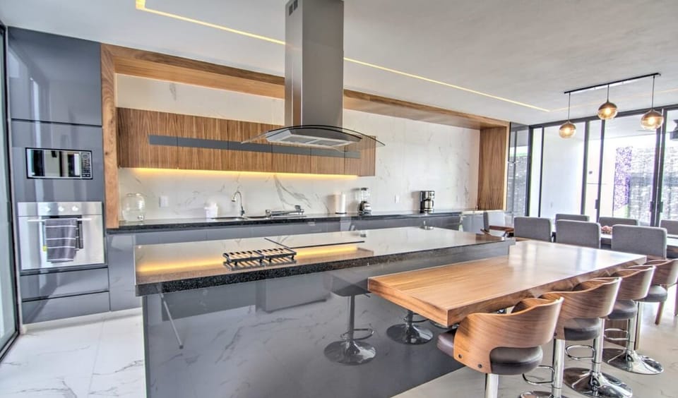 Fully equipped kitchen and large dining table