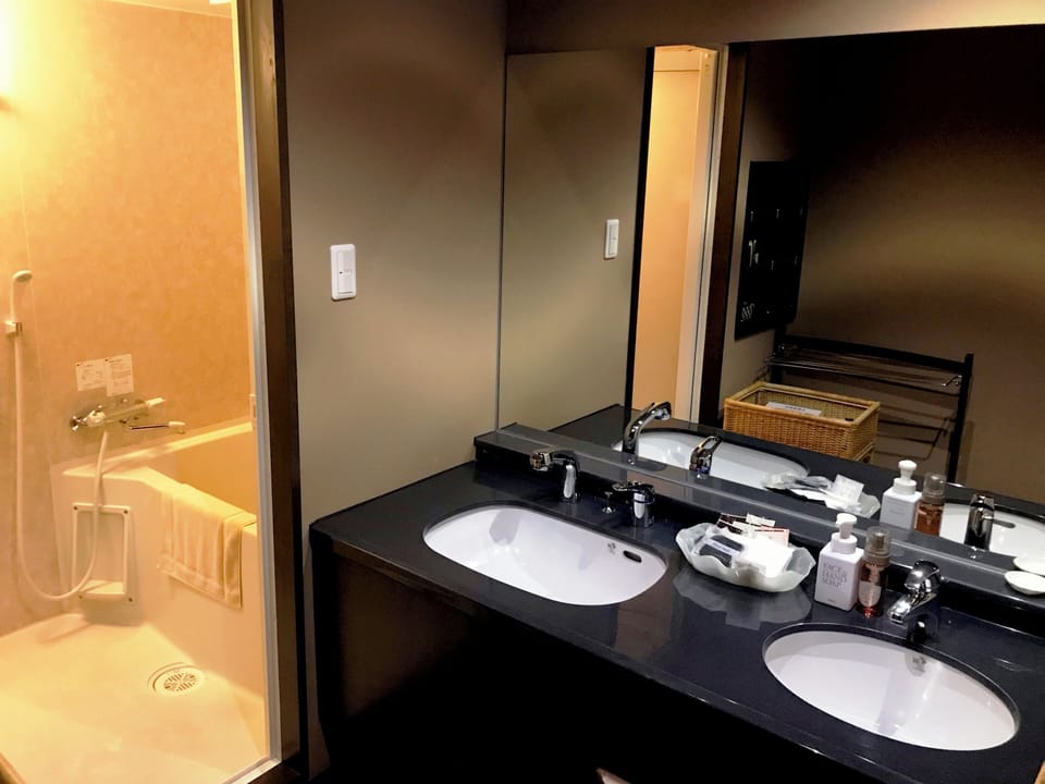 Basic Twin Room, 2 Twin Beds, Non Smoking | Bathroom