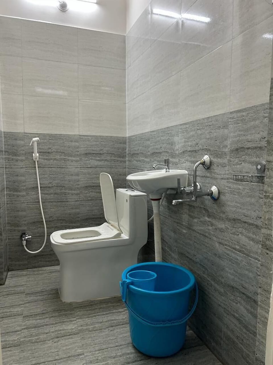 Standard Double Room | Bathroom | Shower, hydromassage showerhead, towels