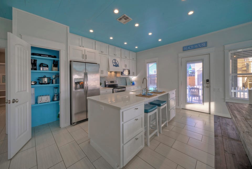 Enjoy casual dining and conversations with the stools at the kitchen counter.