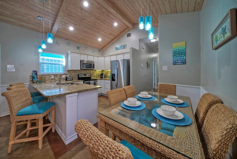 Dining adjacent to the kitchen.