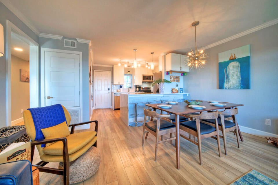 Seamless kitchen-dining.