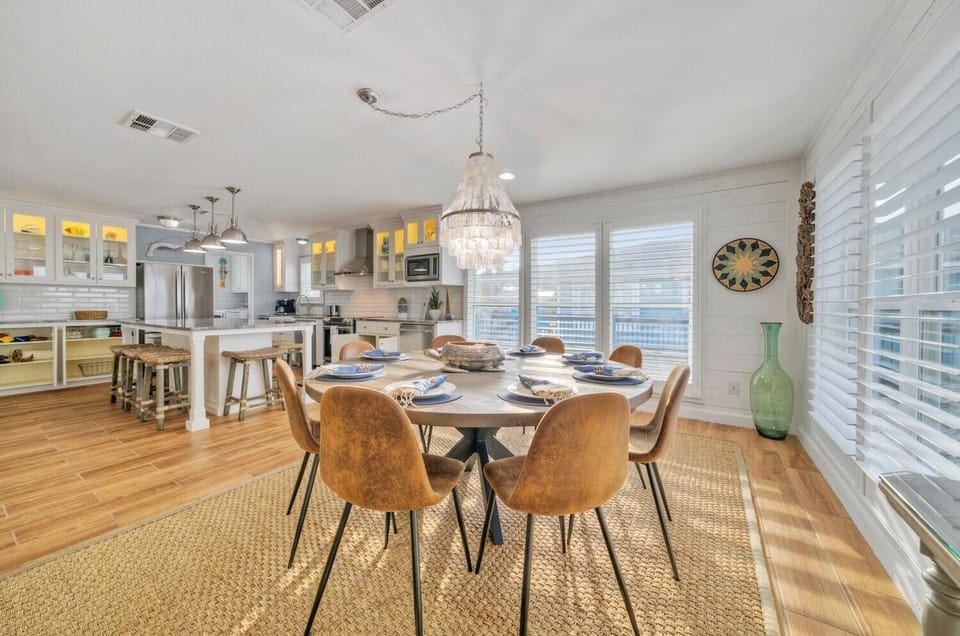 Dining area for eight.