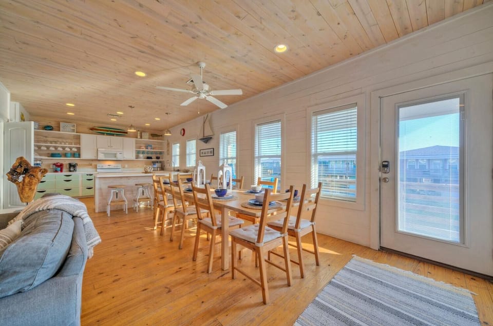 Open concept living, coastal dreams.