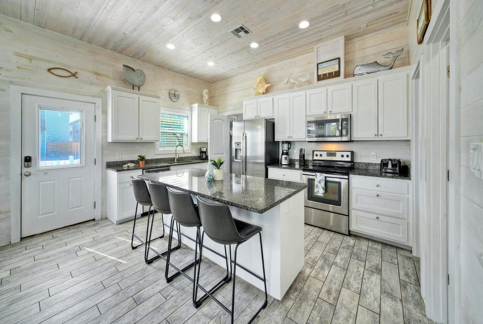 Kitchen and breakfast bar.