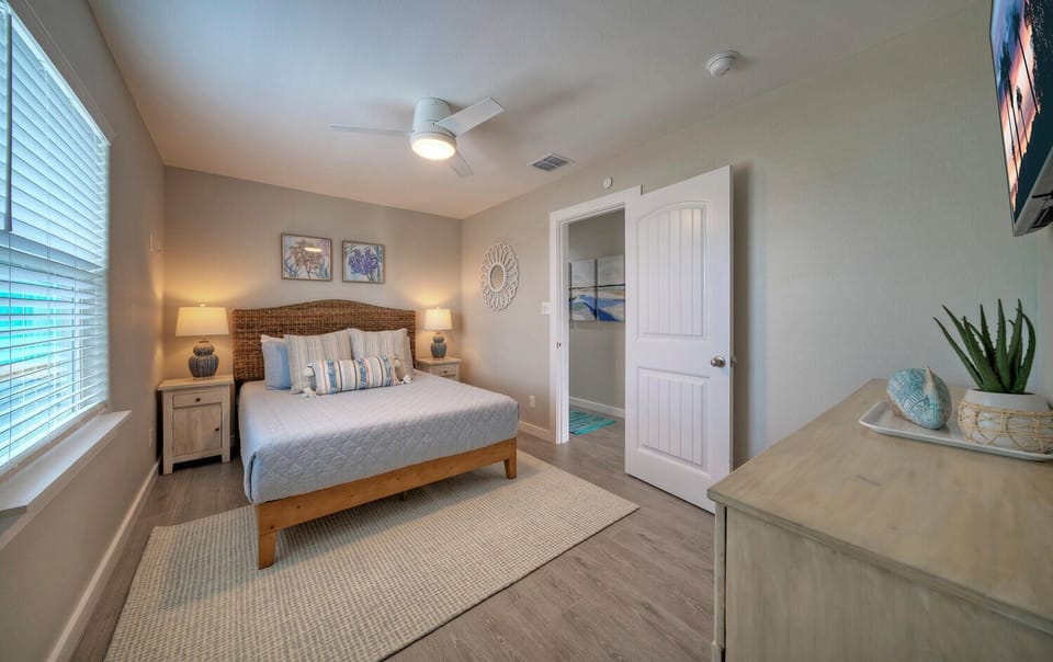 Bedroom 5 features a Queen Bed