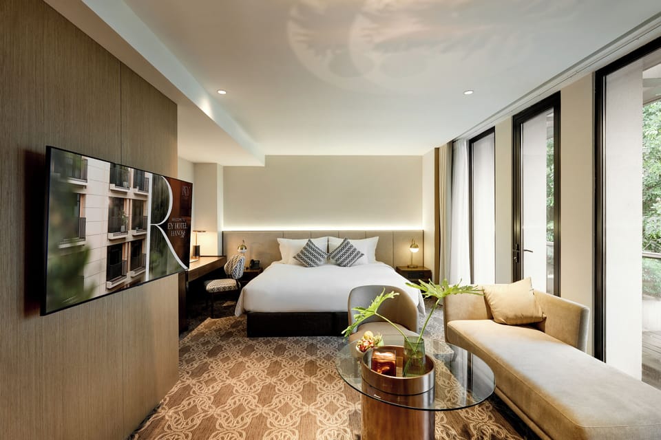 Executive Studio | Minibar, in-room safe, desk, blackout drapes