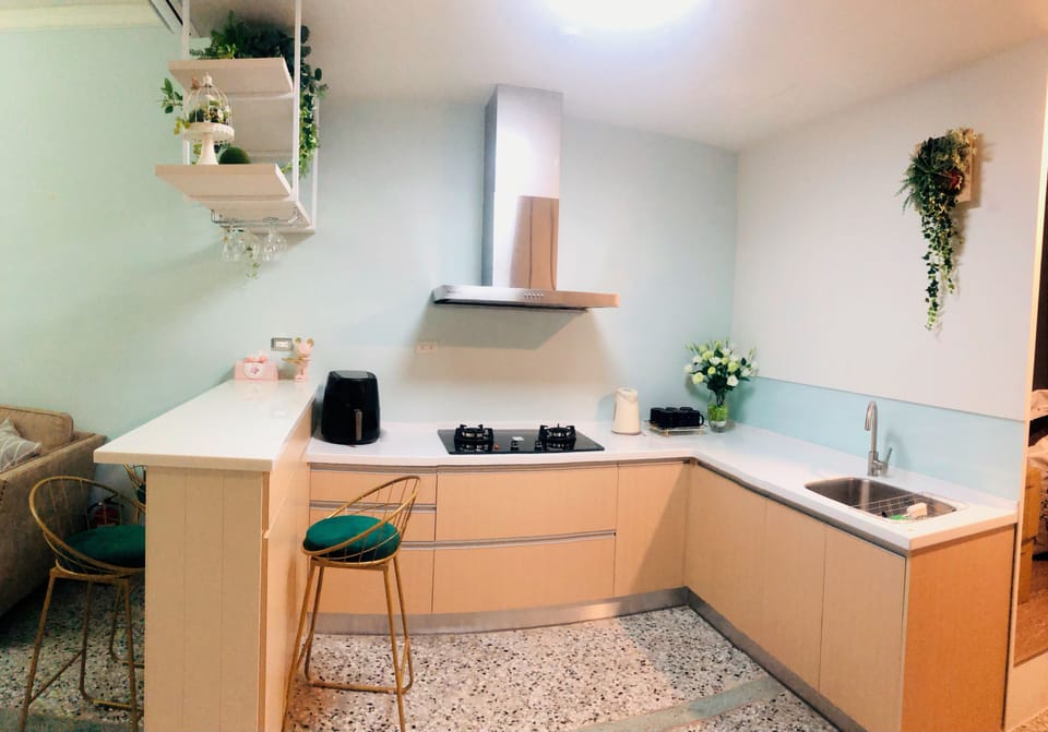 Full-size fridge, stovetop, coffee/tea maker, rice cooker