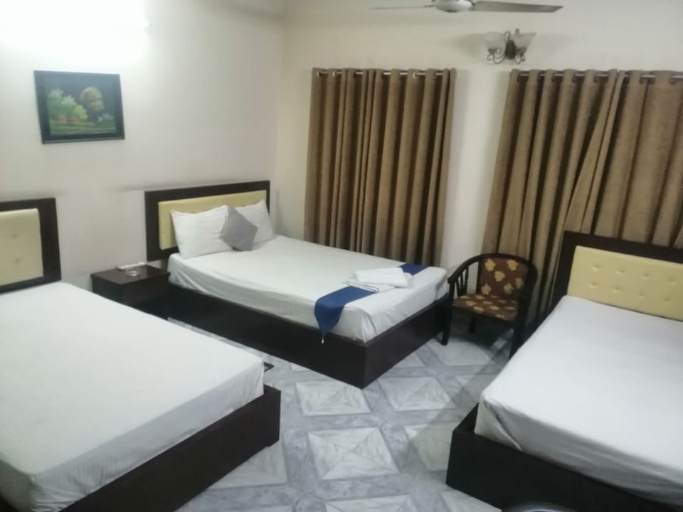 Deluxe Triple Room | Desk, free WiFi