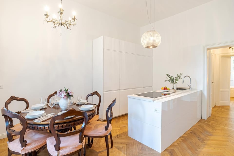 Family Apartment, Multiple Bedrooms (Appartamento Reggenza) | Dining