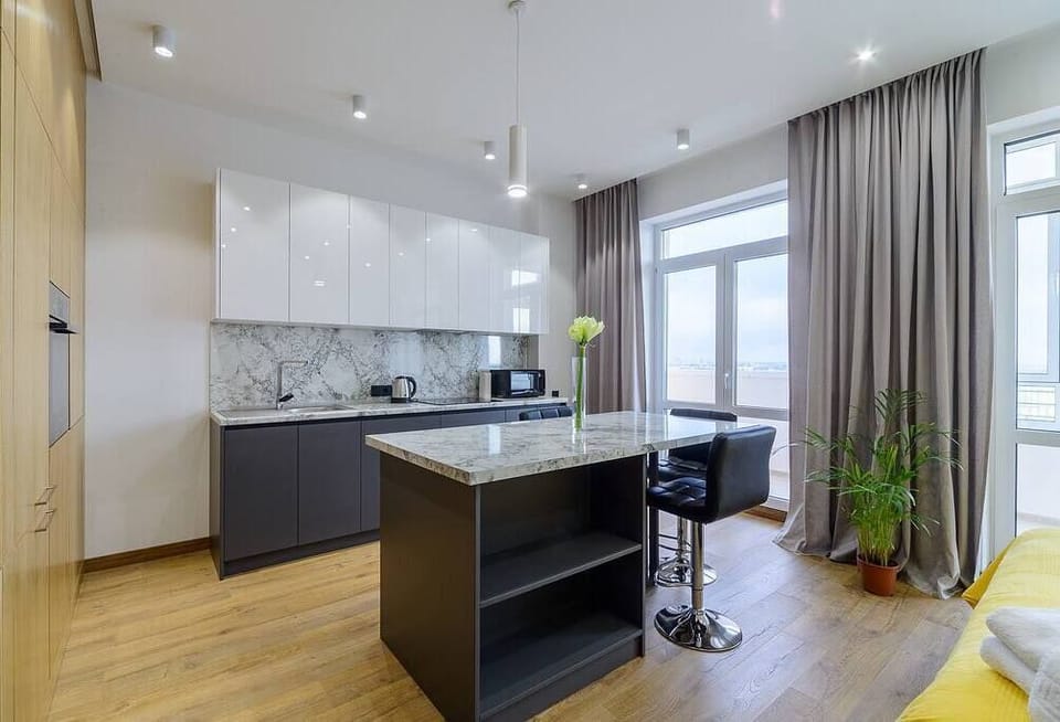 Business Apartment | Private kitchen | Full-size fridge, microwave, oven, stovetop
