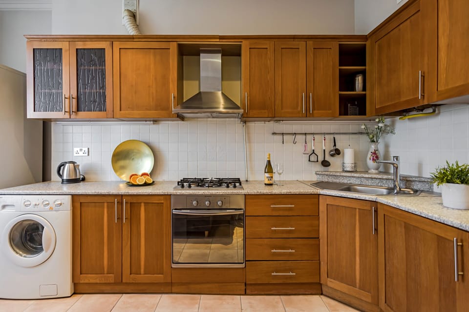 Business Apartment | Private kitchen | Full-size fridge, oven, stovetop, electric kettle
