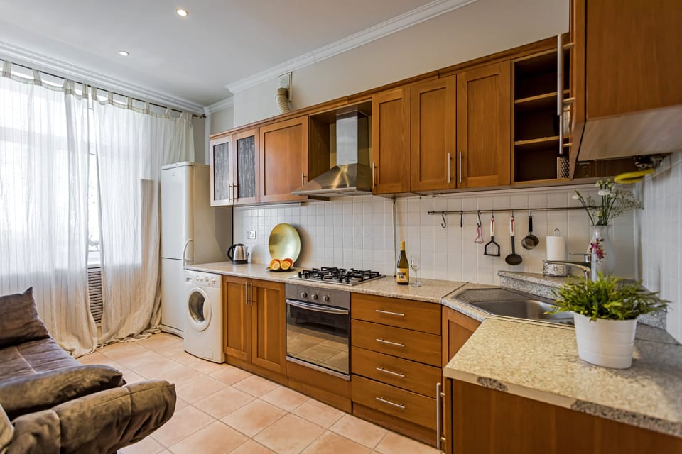 Business Apartment | Private kitchen | Full-size fridge, oven, stovetop, electric kettle
