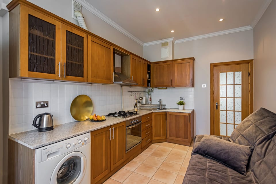 Business Apartment | Private kitchen | Full-size fridge, oven, stovetop, electric kettle