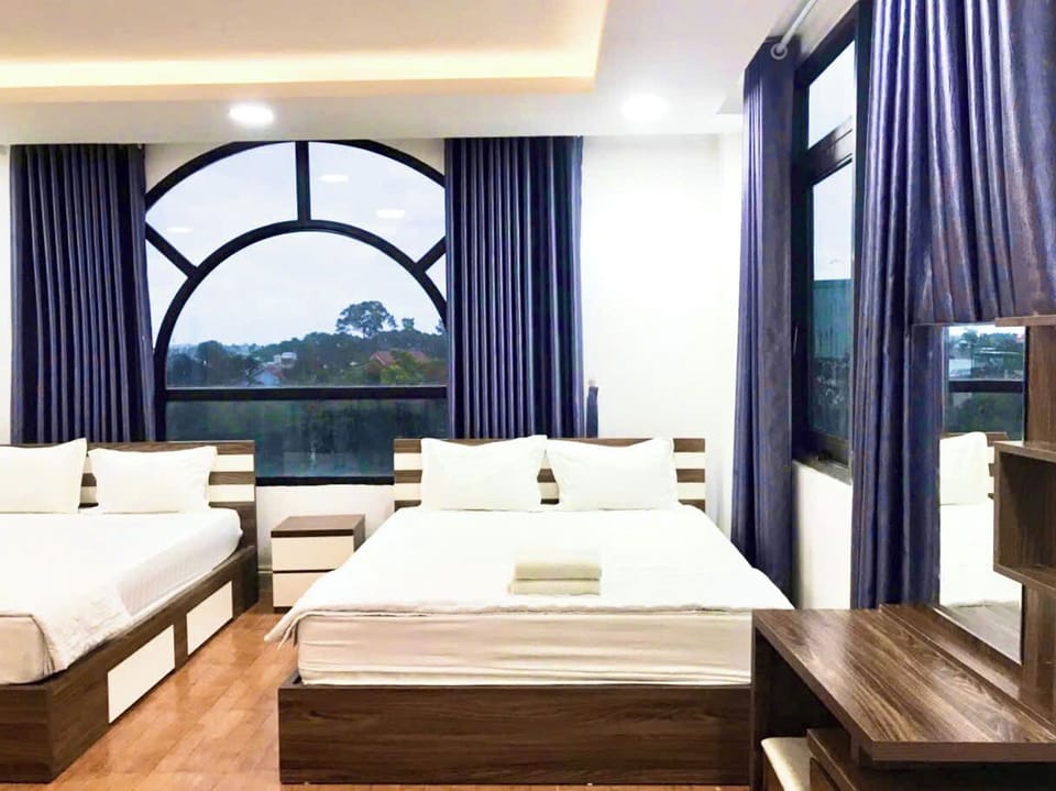 Executive VIP Room, City View | Living area | 40-inch flat-screen TV with cable channels