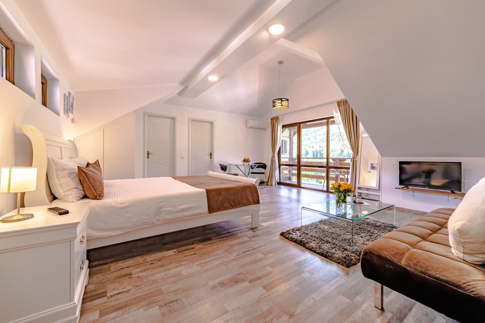 Standard Studio | Down comforters, in-room safe, soundproofing, iron/ironing board