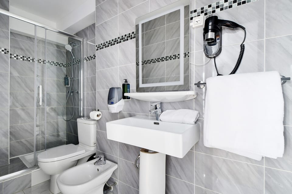 Family Triple Room | Bathroom | Hair dryer, towels