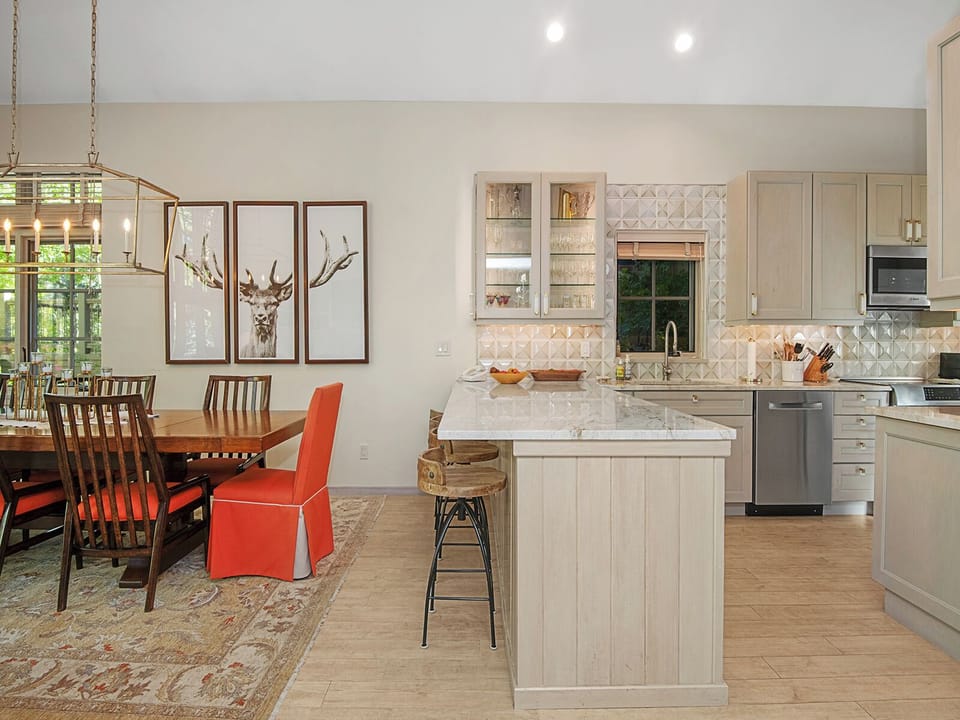 Kitchen & Dining Area