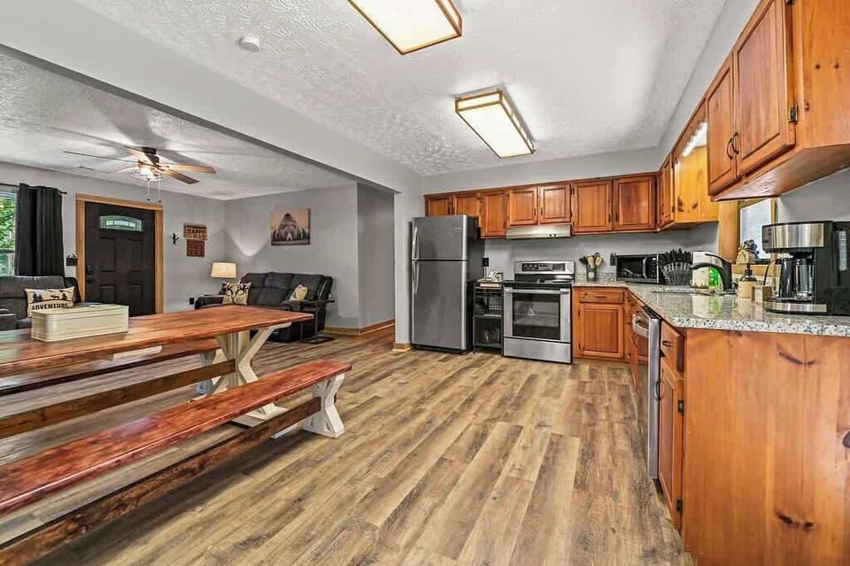 Comfortable and practical, this open space connects dining, cooking, and relaxing.