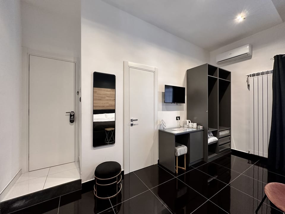Deluxe Quadruple Room | In-room safe, desk, blackout drapes, soundproofing