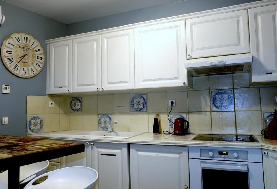 Refrigerator (on request), microwave (on request), oven, stovetop