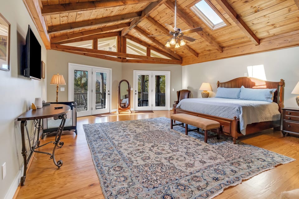 Enormous (almost 600 sq ft) owner's suite with king bed, pack-n-play and seating