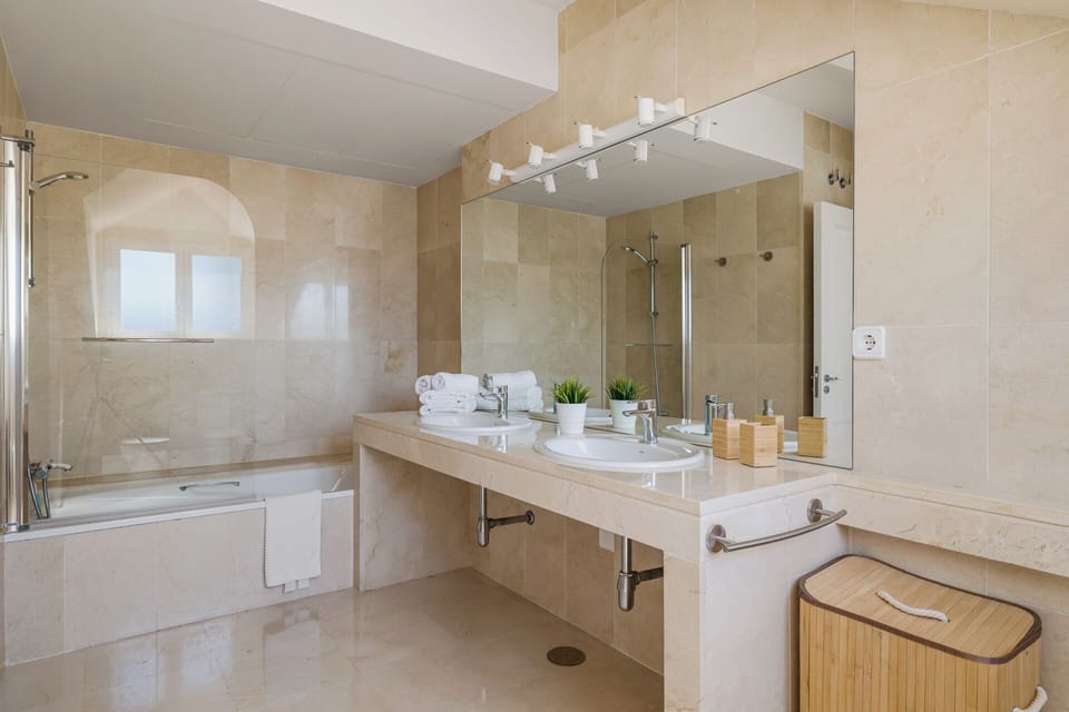 Master Bathroom (1)