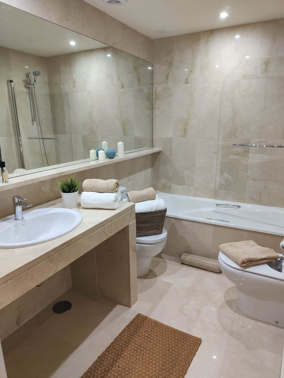 Bathroom 2 (2)