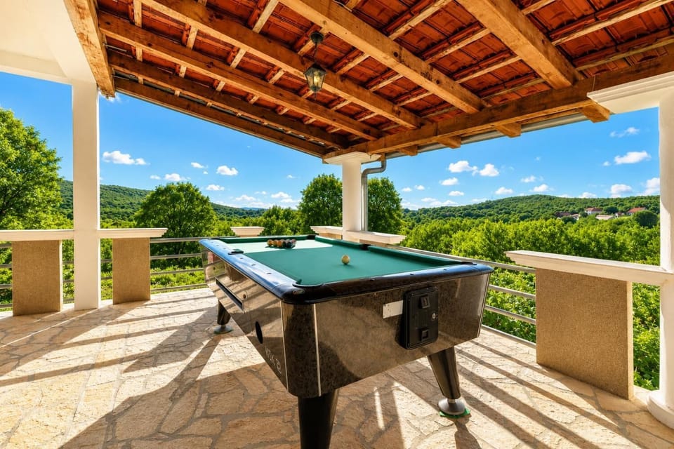 Sheltered terrasse with pool table