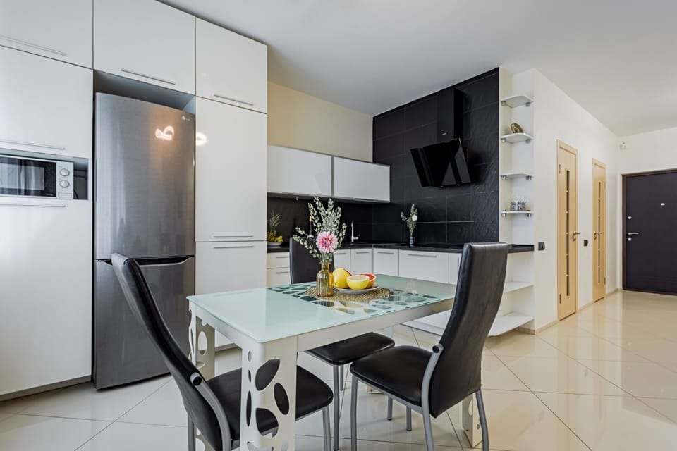 Apartment | Private kitchen | Full-size fridge, oven, stovetop, electric kettle