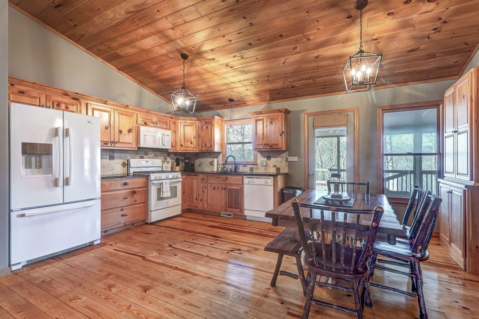 Fully equipped kitchen and dining area