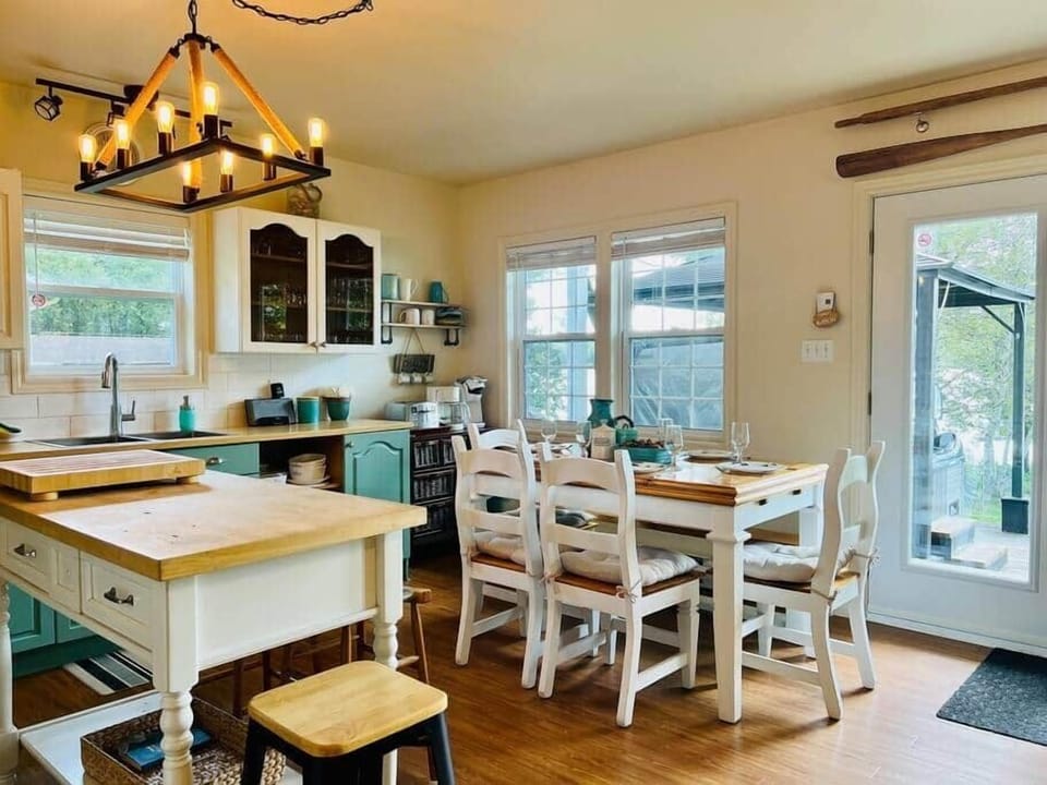 Overview of the kitchen and dining table