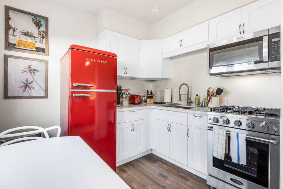 Elegance in efficiency, chic PB stay. Fully equipped kitchen. Coffee provided. 