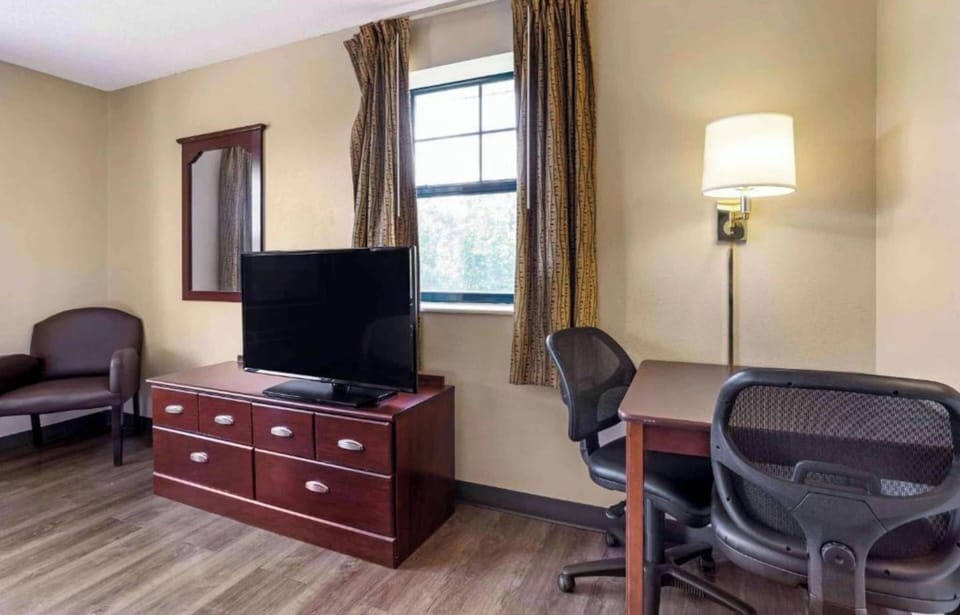 Premium bedding, desk, iron/ironing board, free WiFi