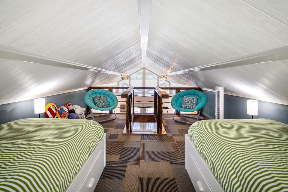 4th bedroom with 2 single beds. This is an open loft. 