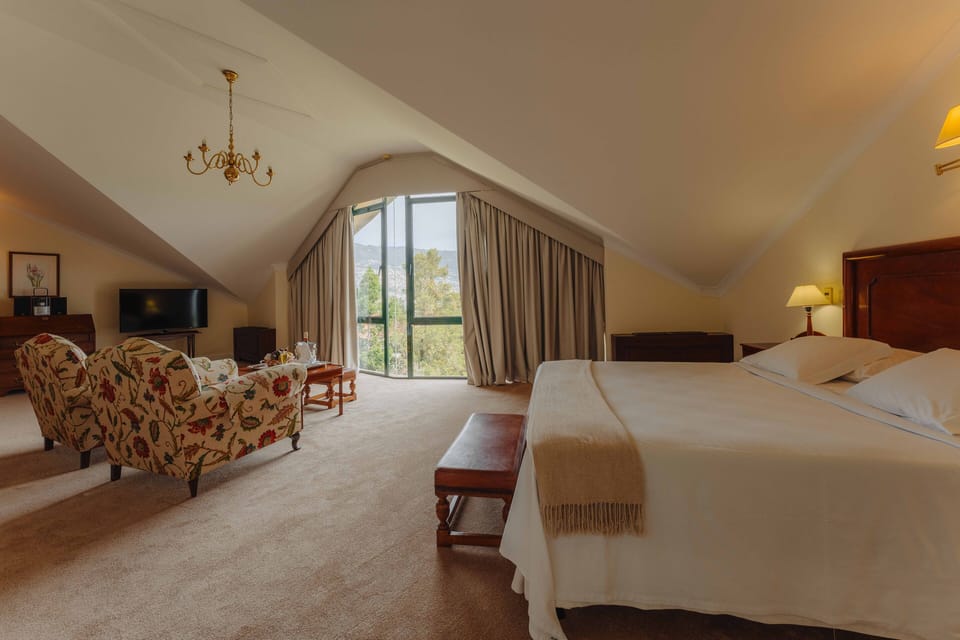 Junior Suite | Minibar, in-room safe, desk, blackout drapes