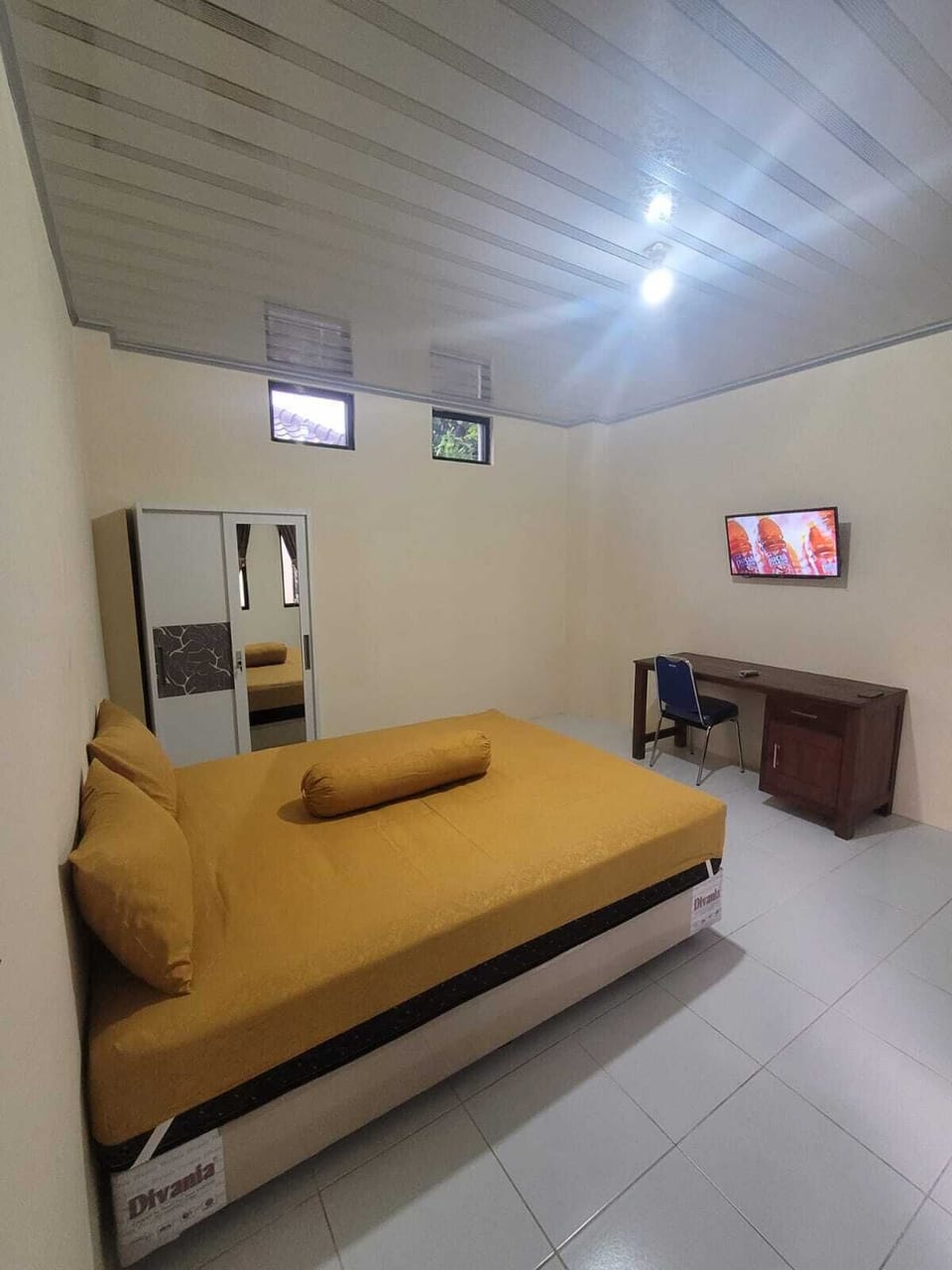 Desk, free WiFi, bed sheets