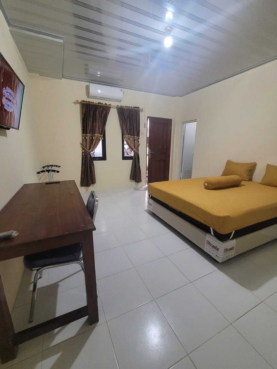 Desk, free WiFi, bed sheets