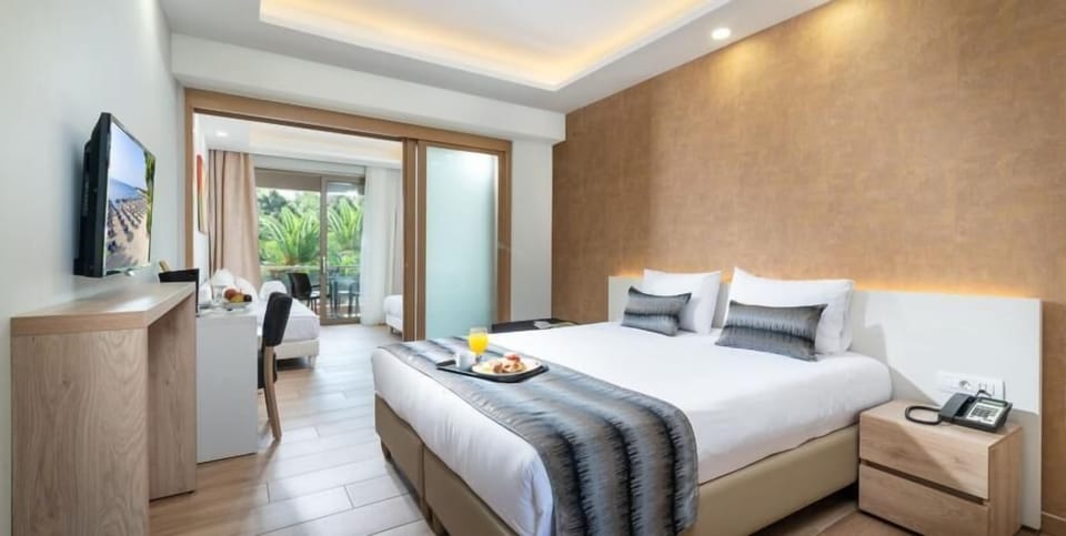 Hypo-allergenic bedding, Select Comfort beds, in-room safe