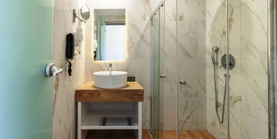 Shower, free toiletries, hair dryer, towels