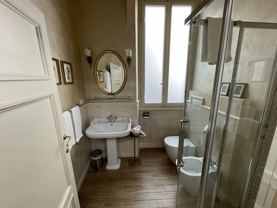 Deluxe Quadruple Room | Bathroom | Shower, free toiletries, hair dryer, bidet