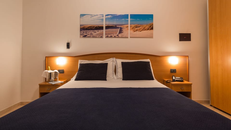 Standard Room | In-room safe, WiFi (free), bed sheets