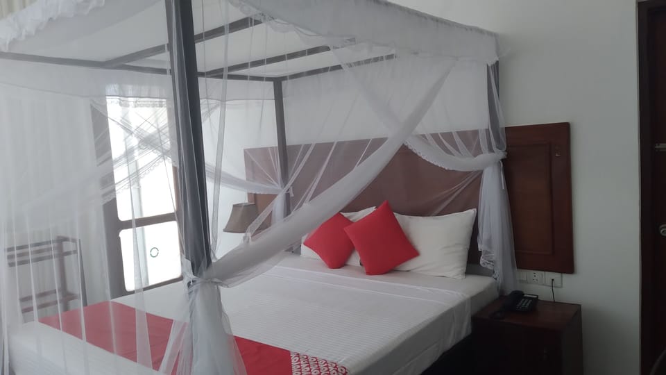 Deluxe Double Room, 1 Queen Bed, Beach View | Individually furnished, desk, laptop workspace, free WiFi