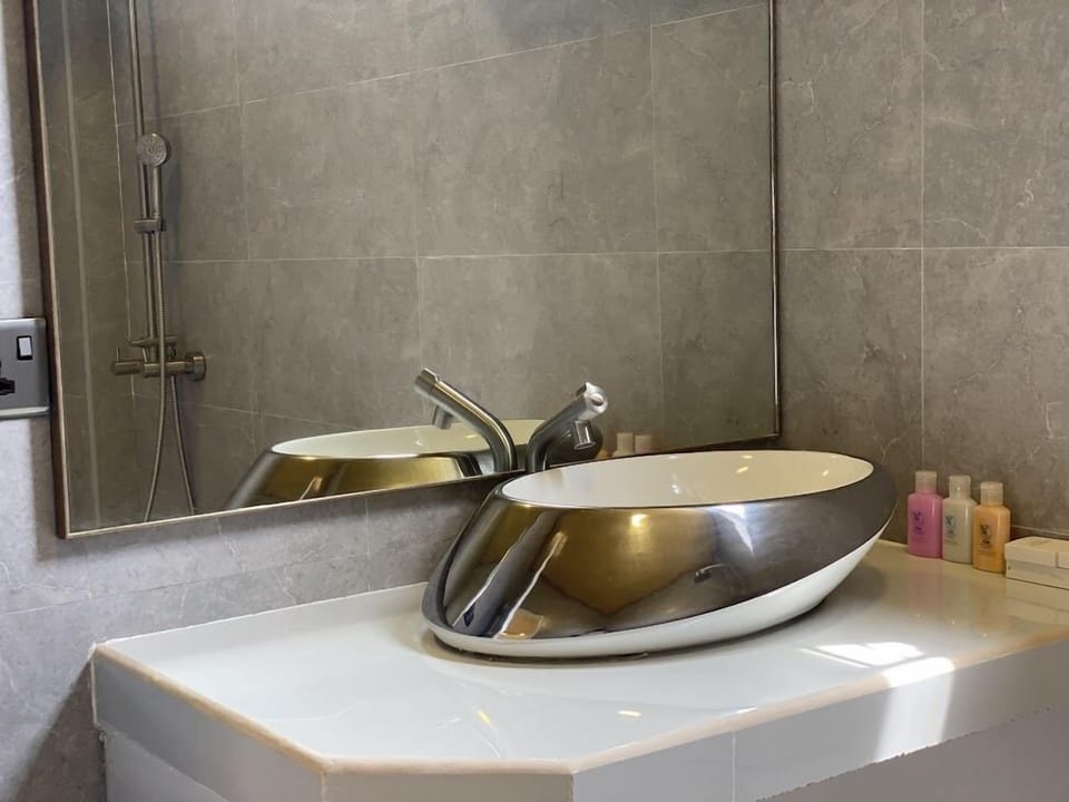 Shower, hydromassage showerhead, free toiletries, hair dryer