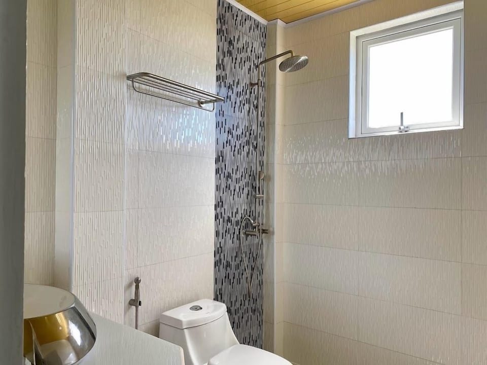 Deluxe Double or Twin Room | Bathroom | Shower, hydromassage showerhead, free toiletries, hair dryer