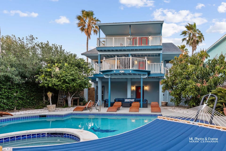 1/2 block from the beach, with professionally cleaned pool and hot tub if you prefer to relax or play at the home. Fenced in yard.