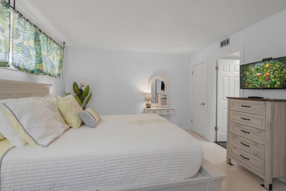 Get ready with this lovely new vanity table!