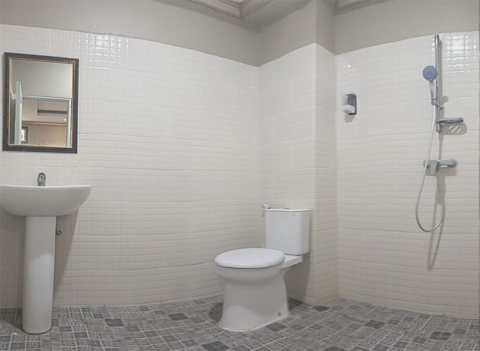 Family Room | Bathroom