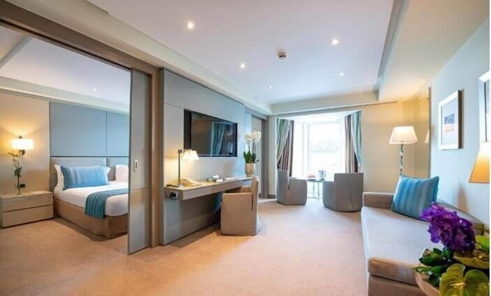 Corner Suite | Premium bedding, minibar, in-room safe, desk